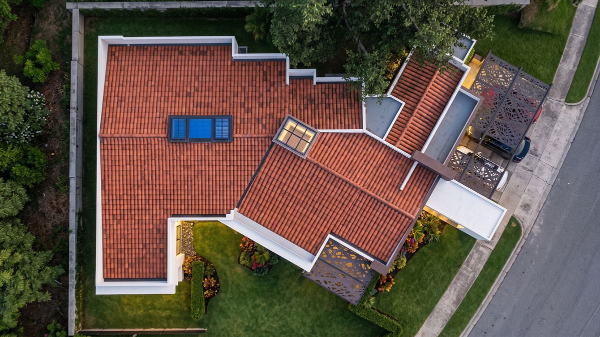 Planta de techos vista desde arriba con el jardín y la calle