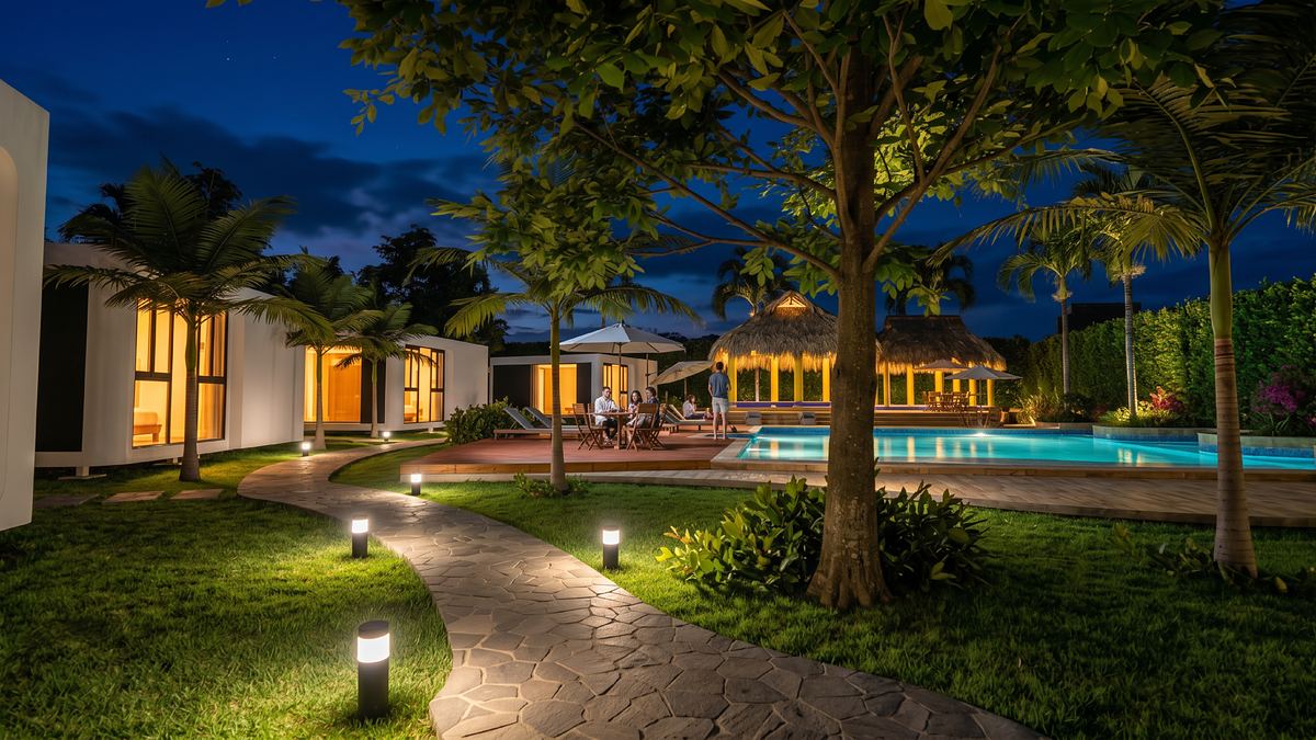 Vista nocturna del jardín, los módulos y el rancho junto a la piscina