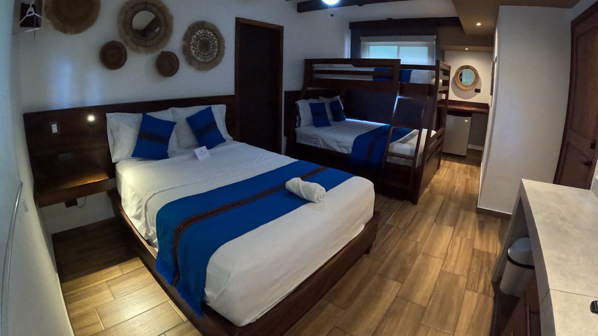 Habitación familiar con cama matrimonial y camarote de madera